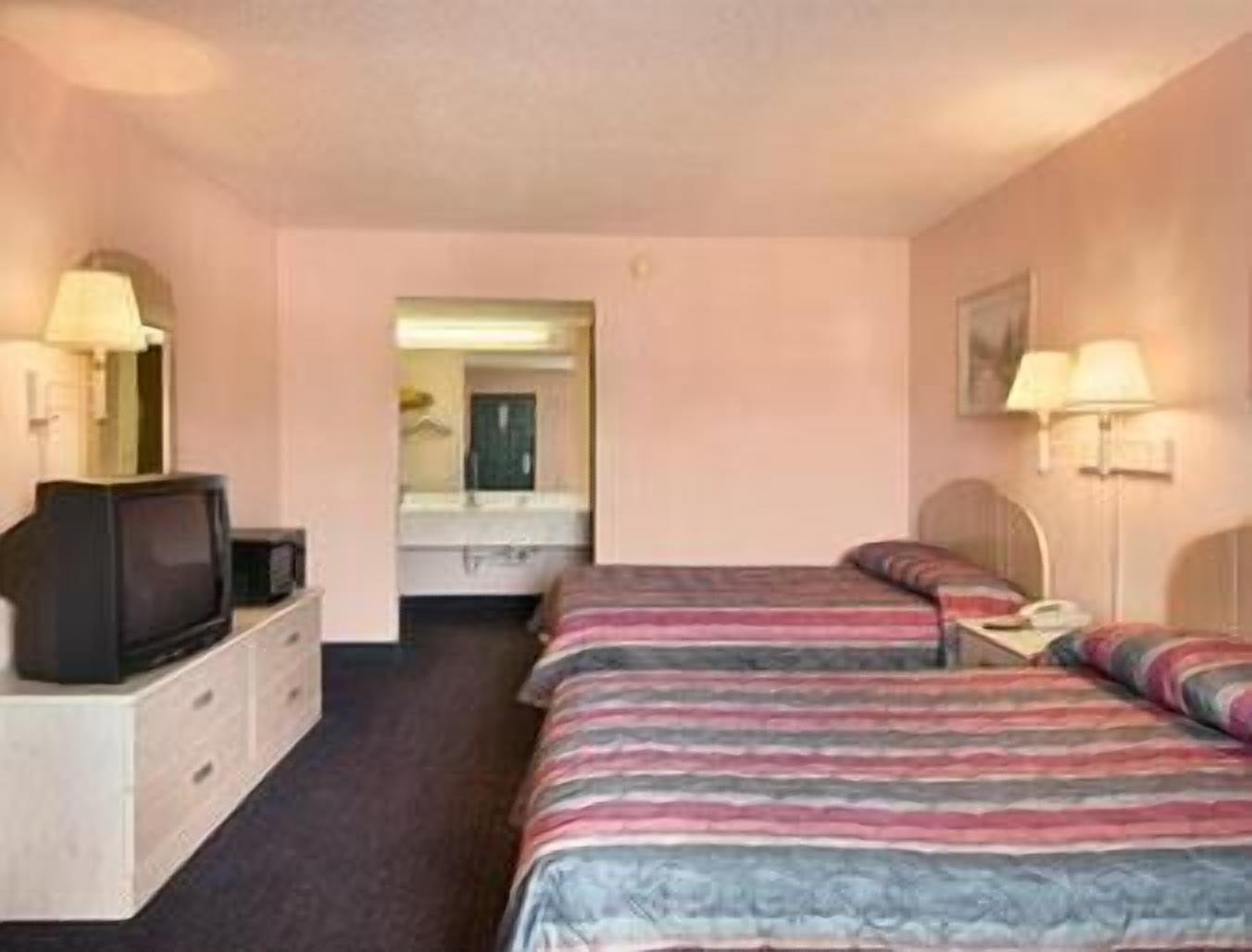 Super 8 By Wyndham Columbia Motel Room photo