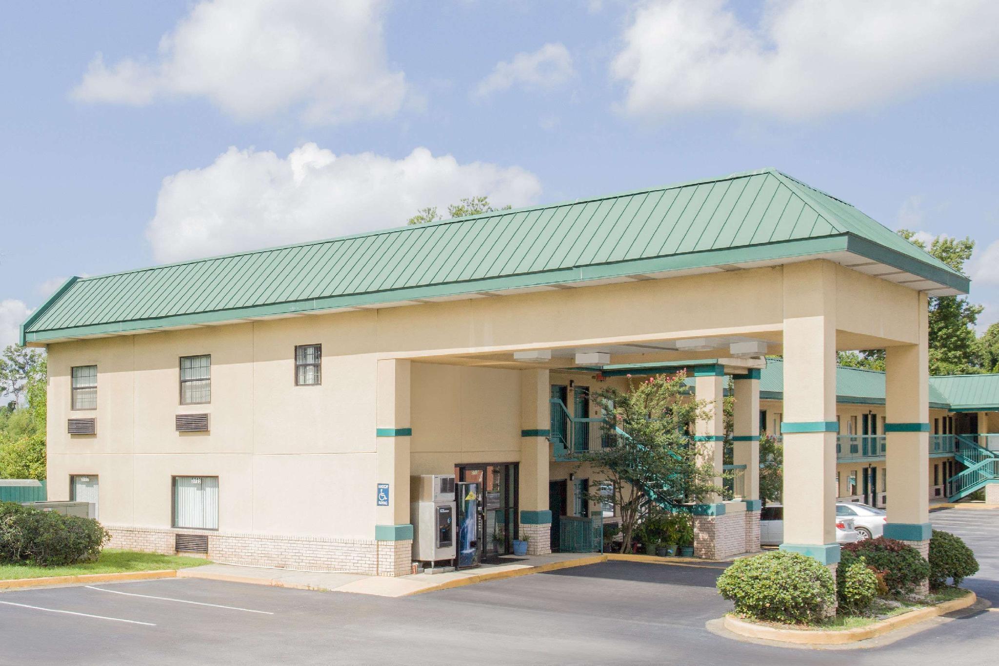 Super 8 By Wyndham Columbia Motel Exterior photo